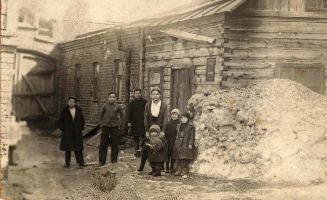 Фотомарафон «100-летие ТАССР»: во дворе дома №24 по улице Каюма Насыри, 1941 год