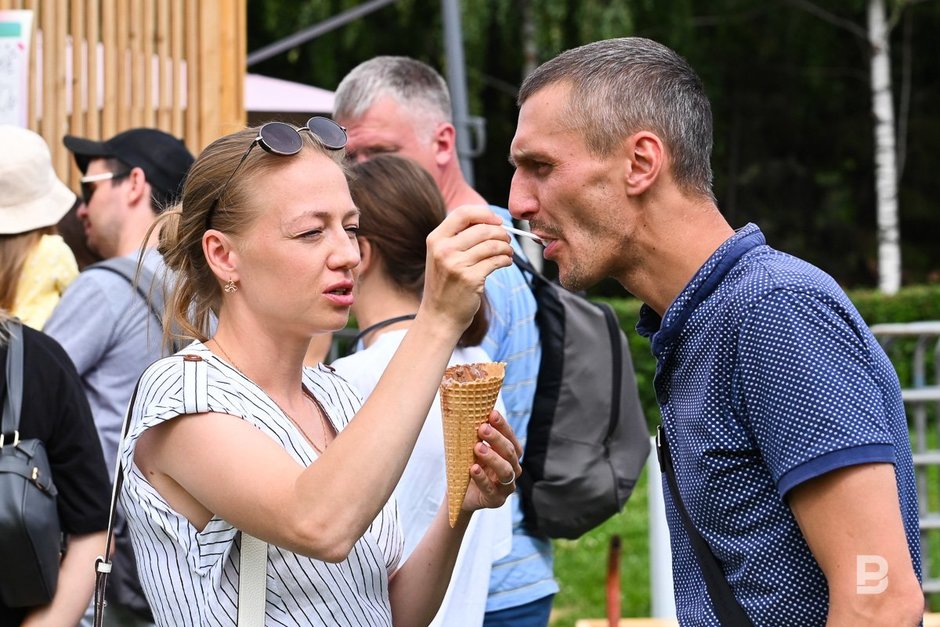 Холодный десерт среди жаркого лета: как проходит фестиваль мороженого в парке Горького