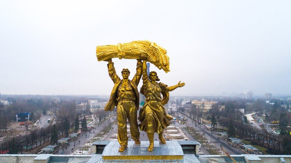 «Тракторист и колхозница» на арке главного входа. 2019 г.