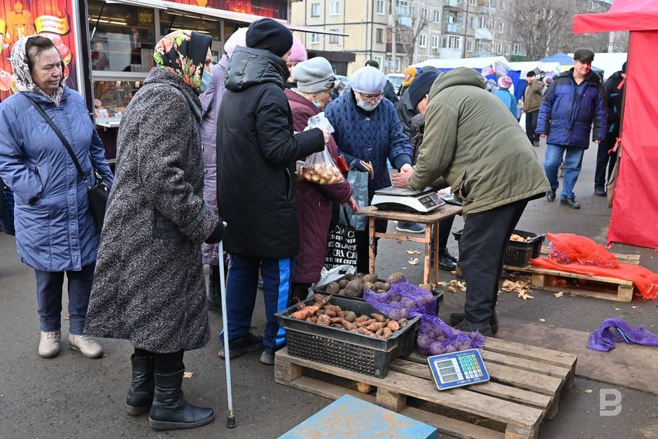 Посетители весенней сельскохозяйственной ярмарки