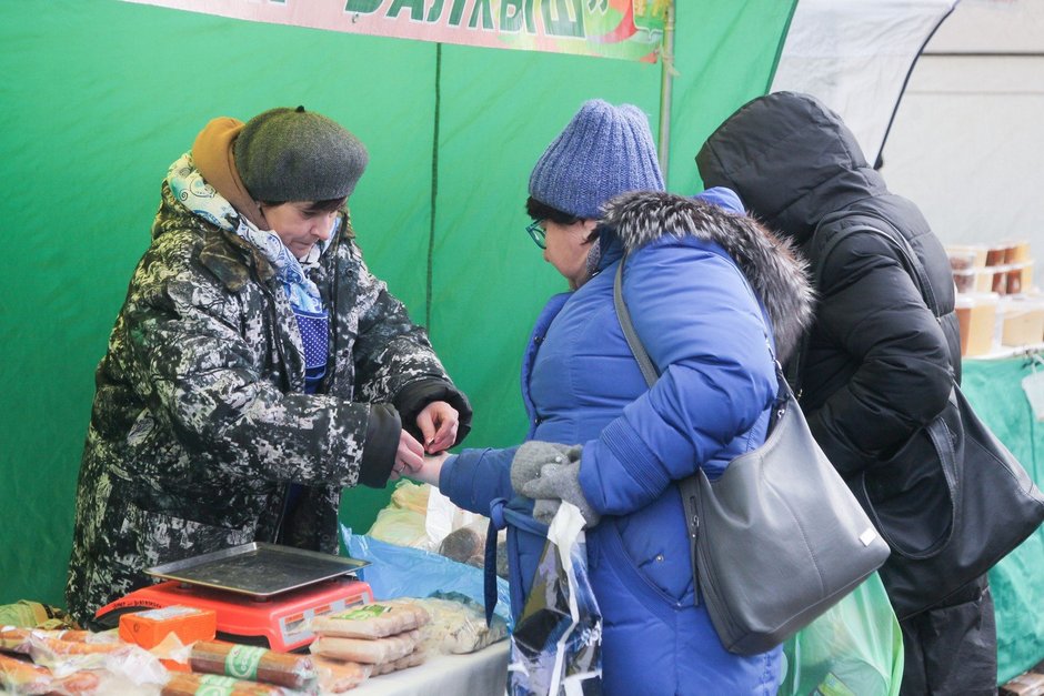 Посетители традиционной весенней сельскохозяйственной ярмарки