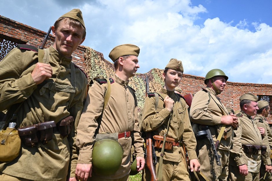 Участники IV Всероссийский фестиваль военно-исторической реконструкции «Военные игры «Элбэдэн»