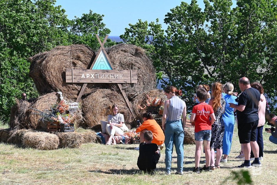 Люди на архпикнике на берегу Камы