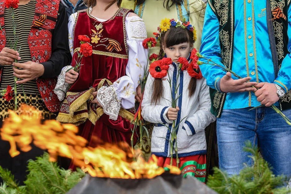 Возложение цветов к Вечному огню и памятнику Неизвестному солдату, 6 мая