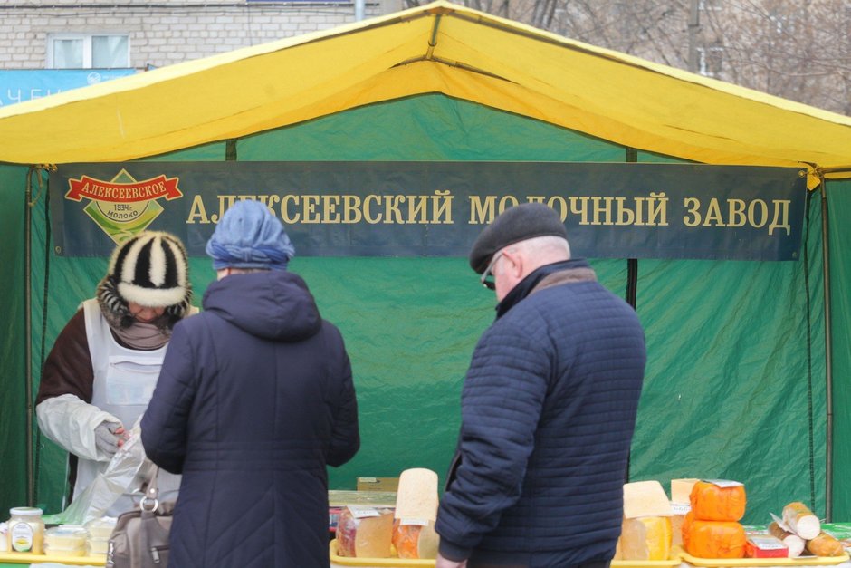 Посетители традиционной весенней сельскохозяйственной ярмарки