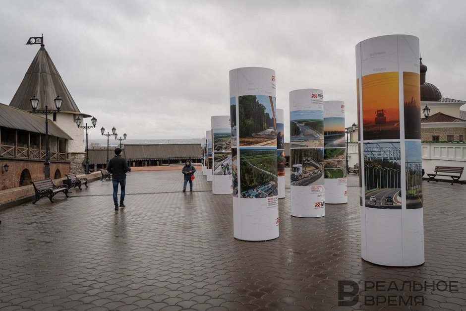 Посетители фотовыставки «С нами города становятся ближе»