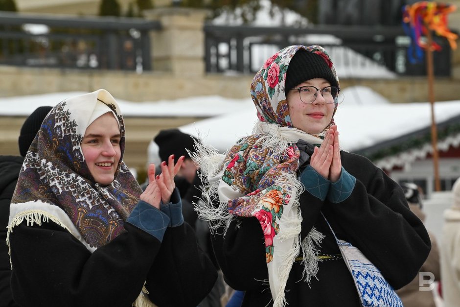 Люди на Масленице на Кремлевской набережной