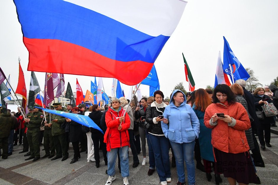 Участники митинга в поддержку итогов референдумов