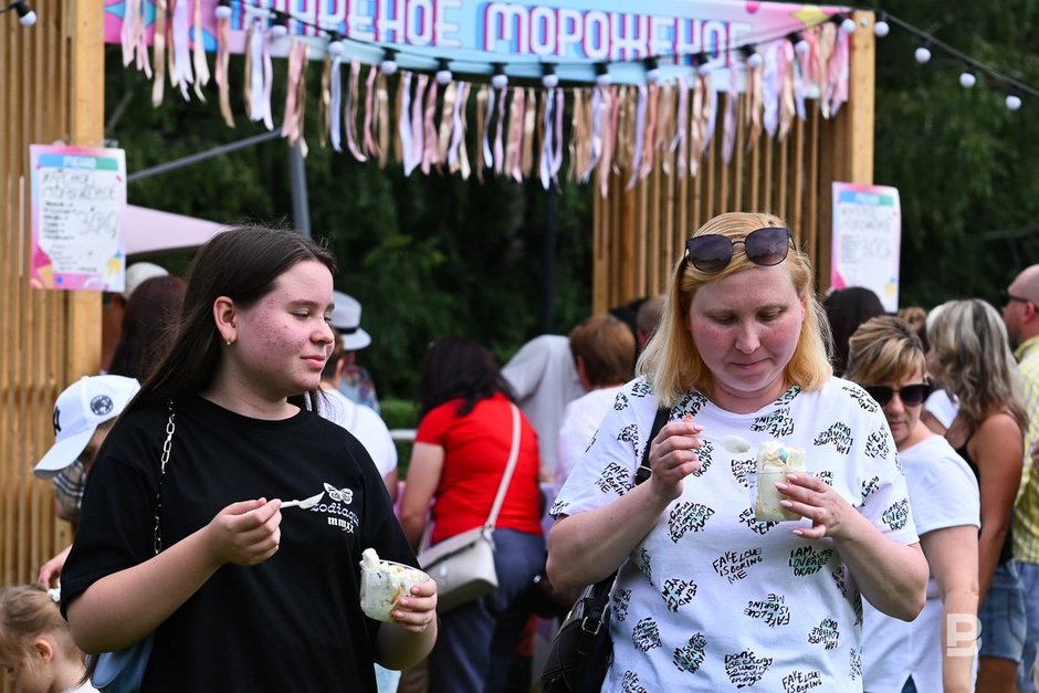 Холодный десерт среди жаркого лета: как проходит фестиваль мороженого в парке Горького