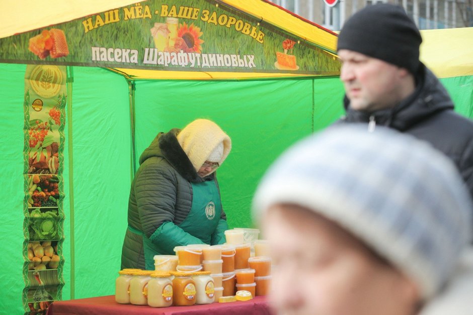 Посетители традиционной весенней сельскохозяйственной ярмарки