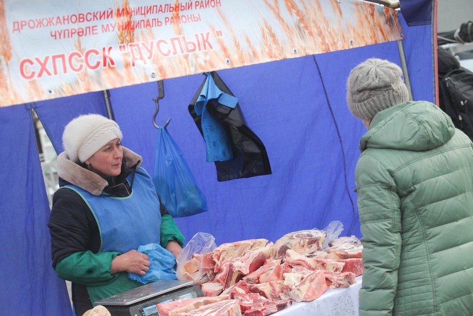 Посетители традиционной весенней сельскохозяйственной ярмарки