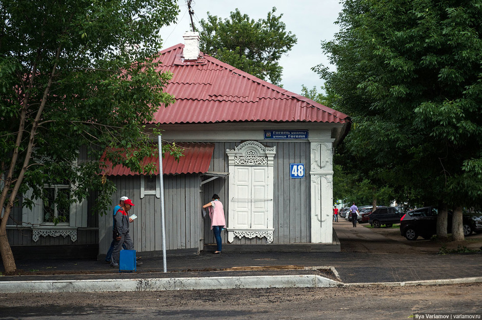 18. В отдельных случаях наличники покрасили белым.