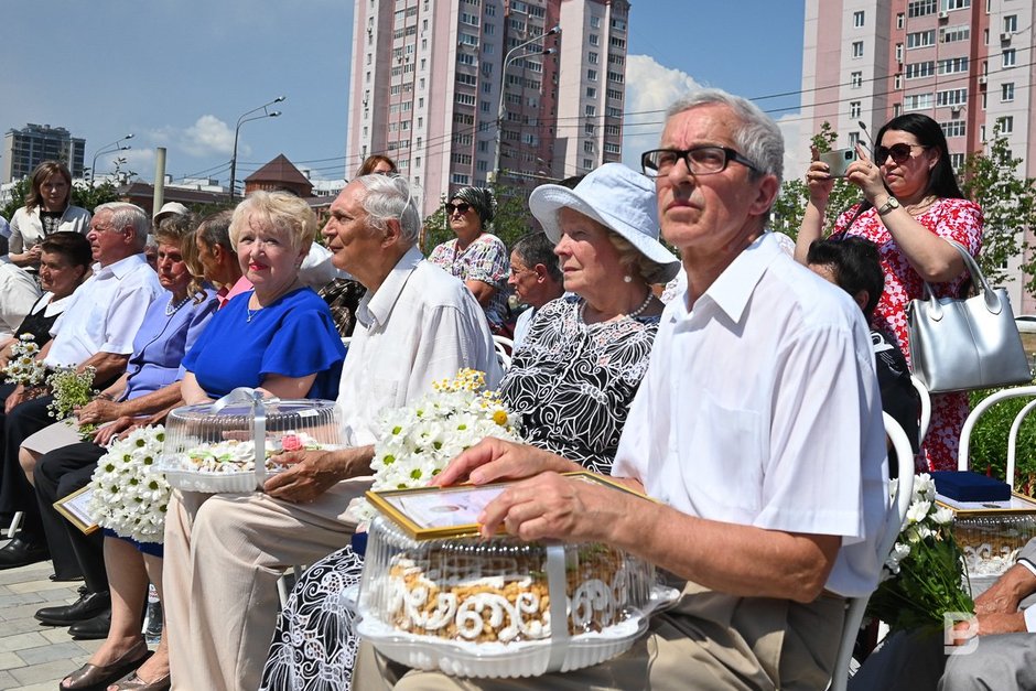 Люди отмечают День семьи, любви и верности