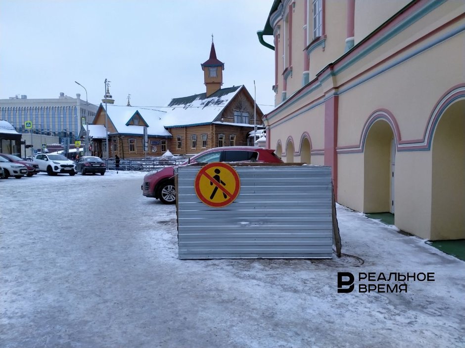 Строительное ограждение в центре Казани