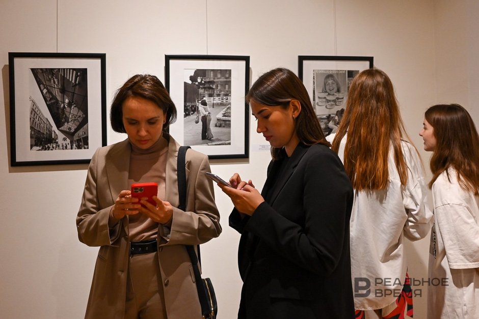 Посетители выставки выдающегося советского фотохудожника Владимира Лагранжа