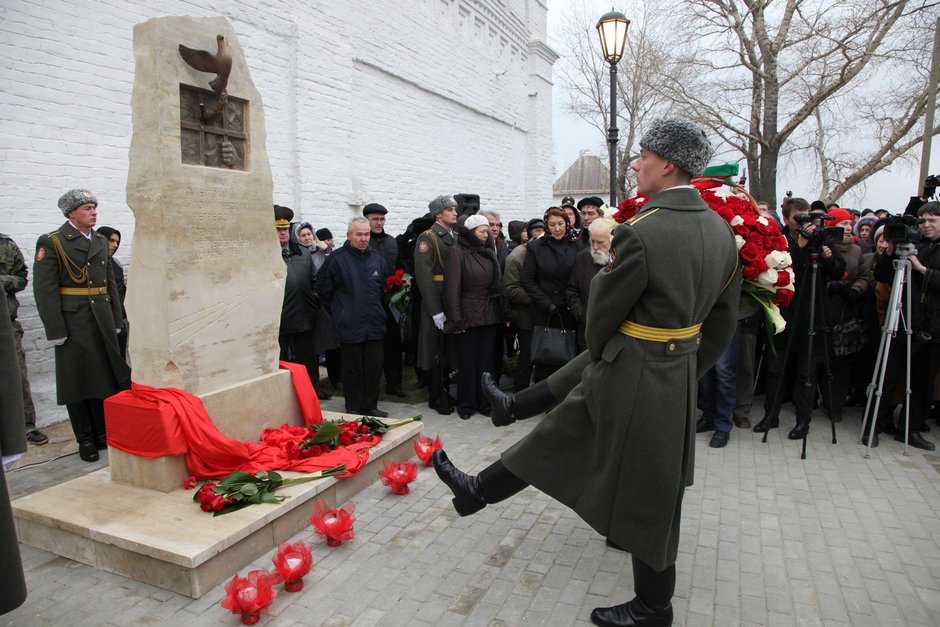 Открытие памятника жертвам политических репрессий на острове-граде Свияжск, 30 октября 2011 г.