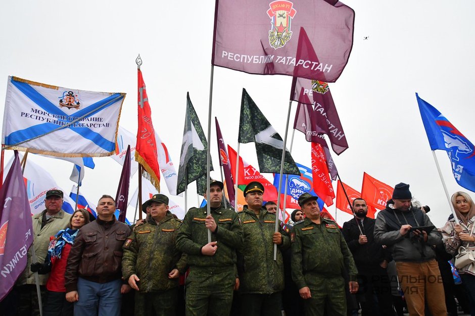 Участники митинга в поддержку итогов референдумов