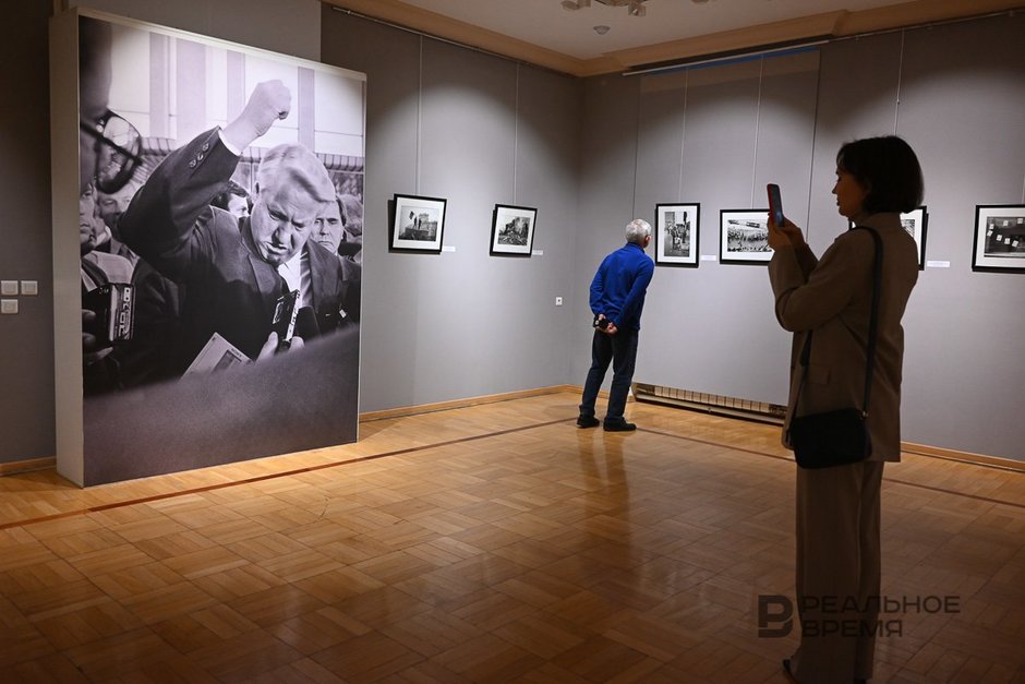 Посетители выставки выдающегося советского фотохудожника Владимира Лагранжа