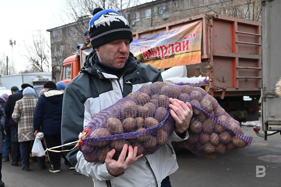 Посетители весенней сельскохозяйственной ярмарки