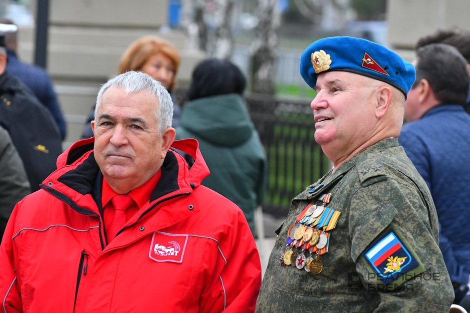 Участники митинга в поддержку итогов референдумов