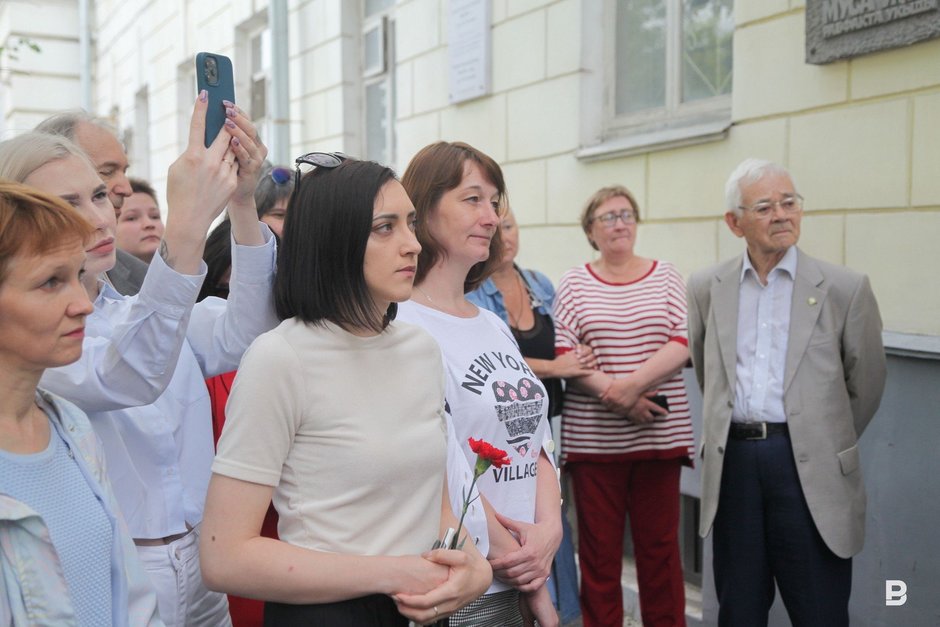 Люди на открытие мемориальной доски известному российскому нейрофизиологу Евгению Никольскому