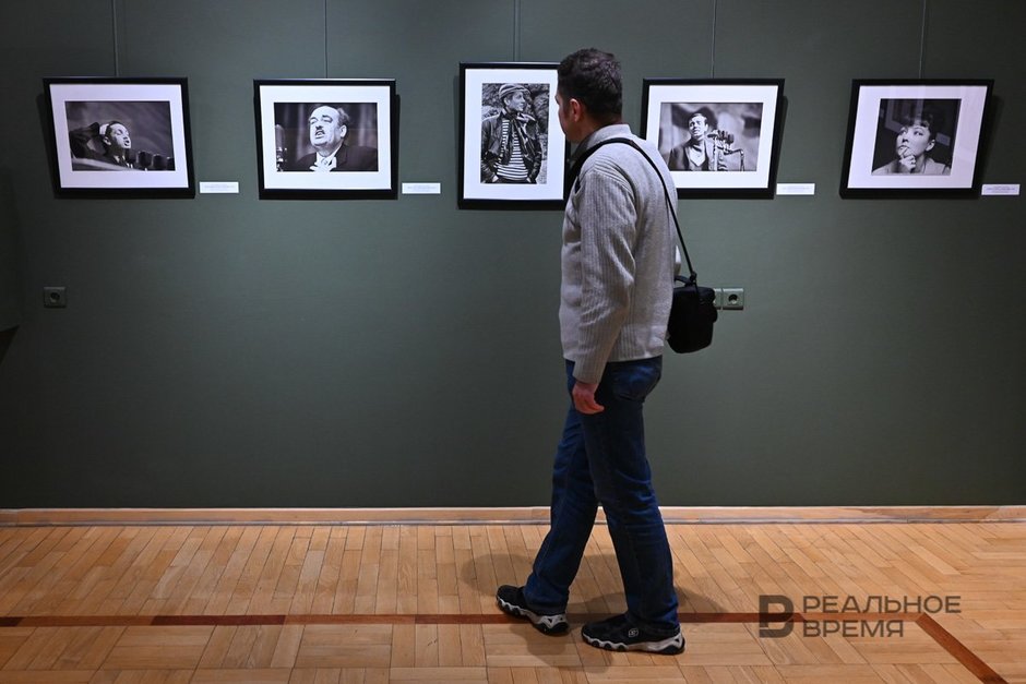 Посетители выставки выдающегося советского фотохудожника Владимира Лагранжа