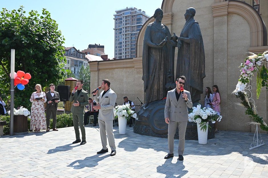 Люди отмечают День семьи, любви и верности