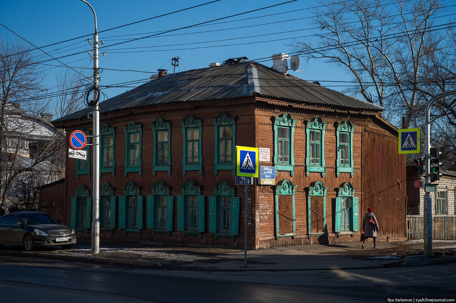 03. Вот такой домик был весной в центре.