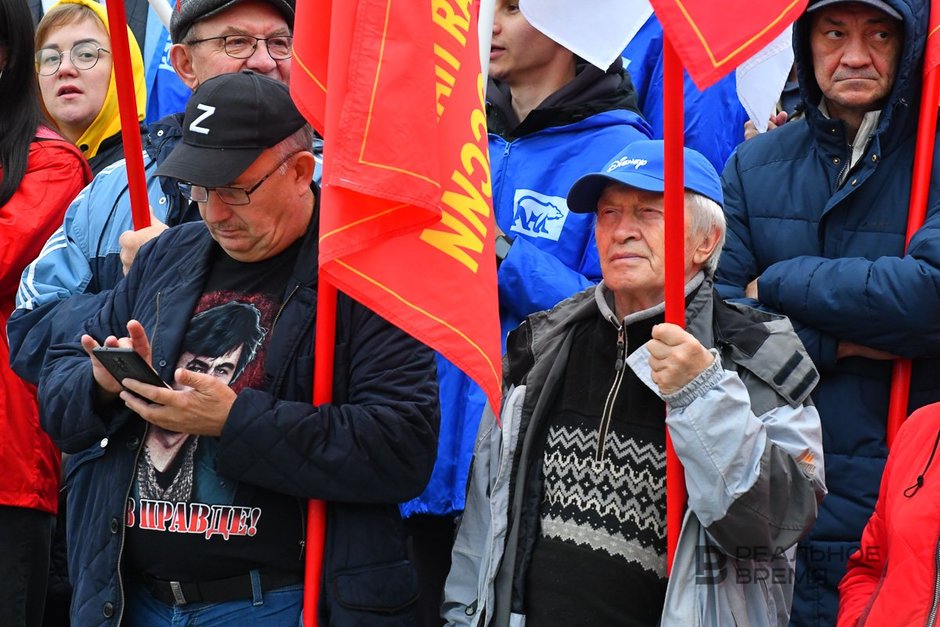 Участники митинга в поддержку итогов референдумов