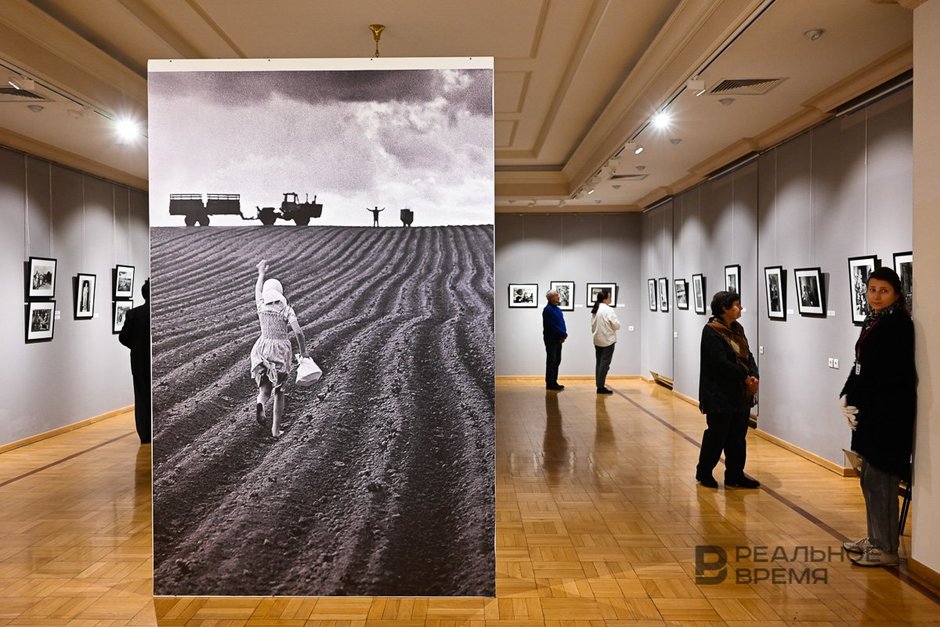 Посетители выставки выдающегося советского фотохудожника Владимира Лагранжа