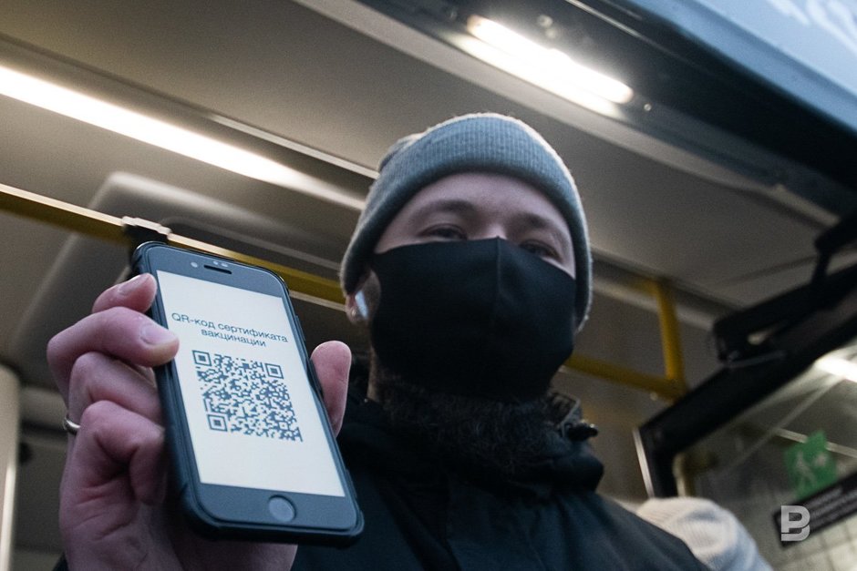 человек показывает qr код