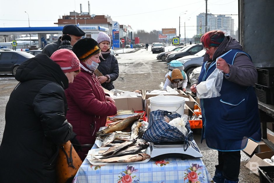 Посетители весенней сельскохозяйственной ярмарки