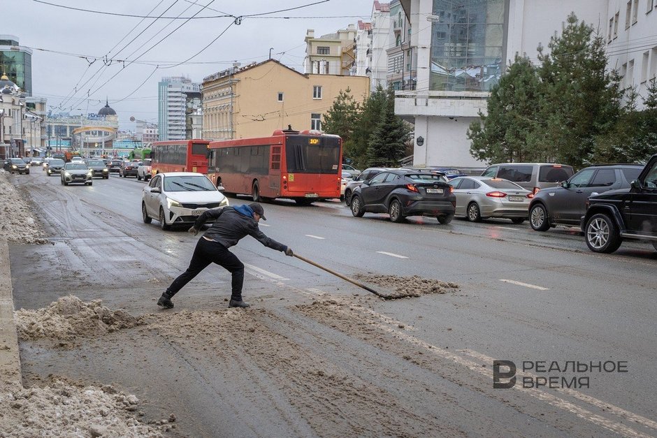 люди убирают снег