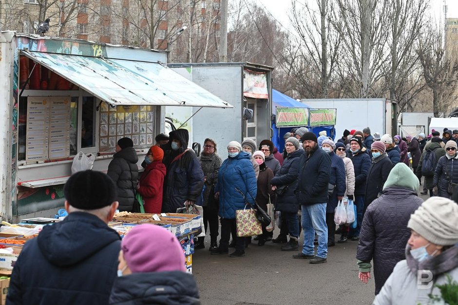 Посетители весенней сельскохозяйственной ярмарки