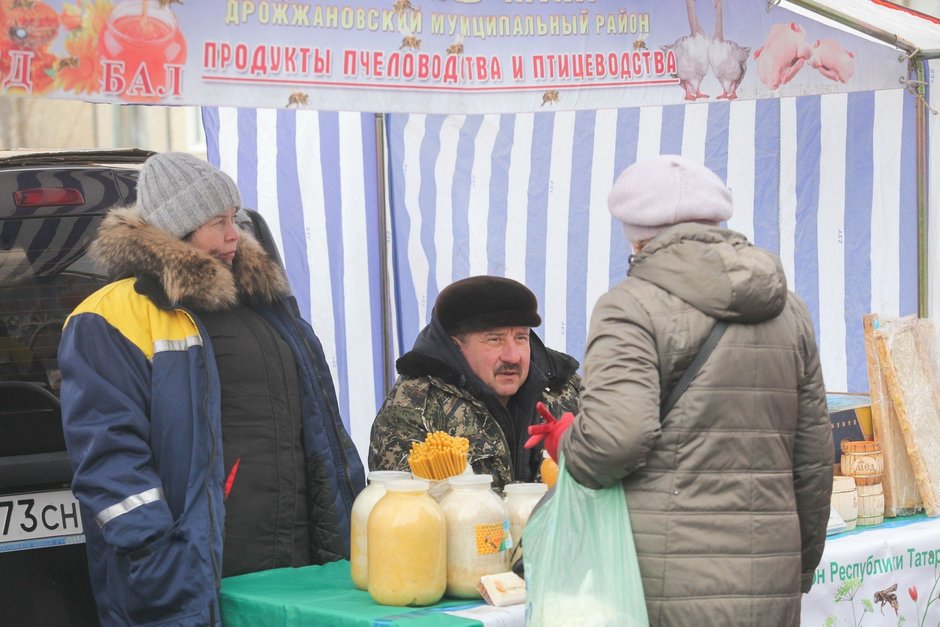 Посетители традиционной весенней сельскохозяйственной ярмарки