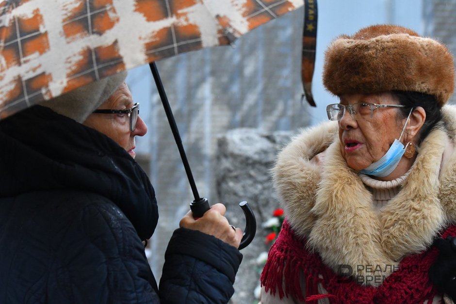 Люди почтившие память жертв репрессий