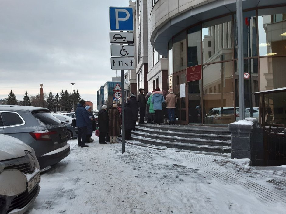 Люди около входа в здание Верховного суда