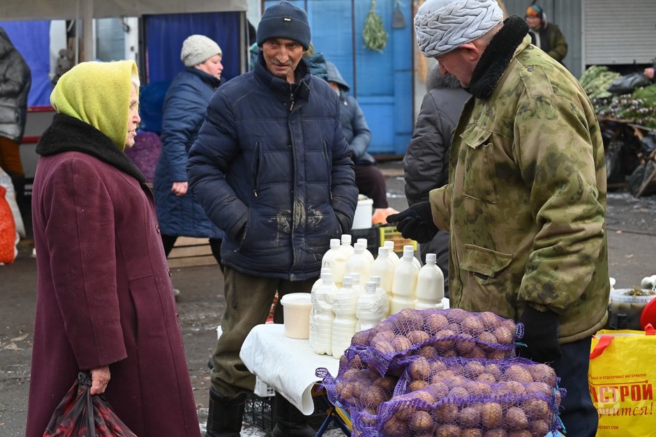 Посетители весенней сельскохозяйственной ярмарки