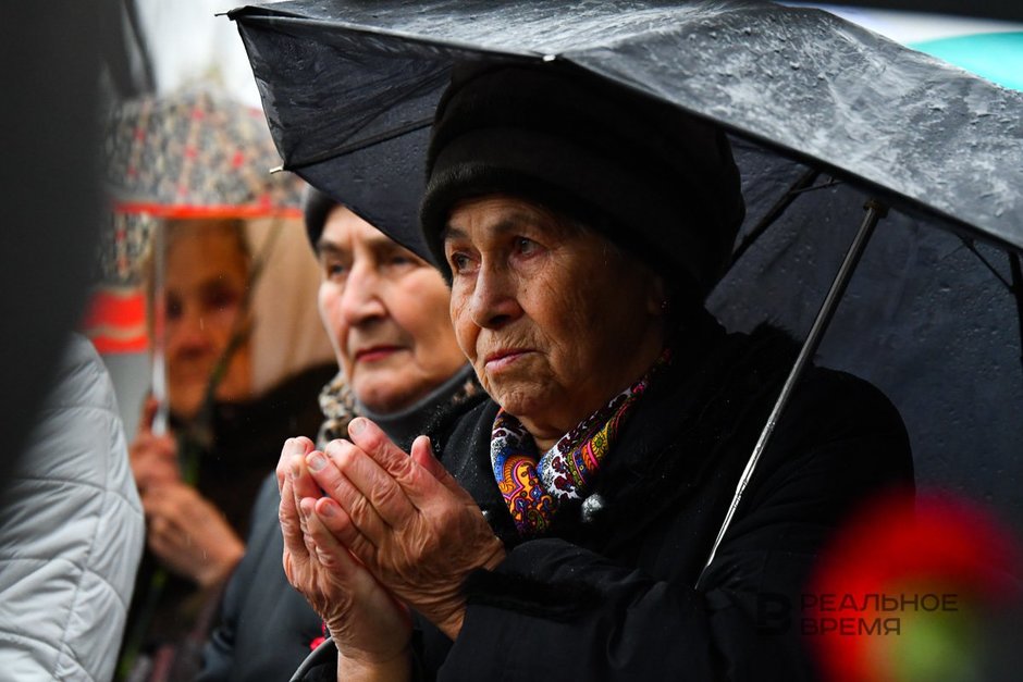 Люди почтившие память жертв репрессий