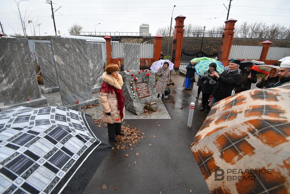 Люди почтившие память жертв репрессий