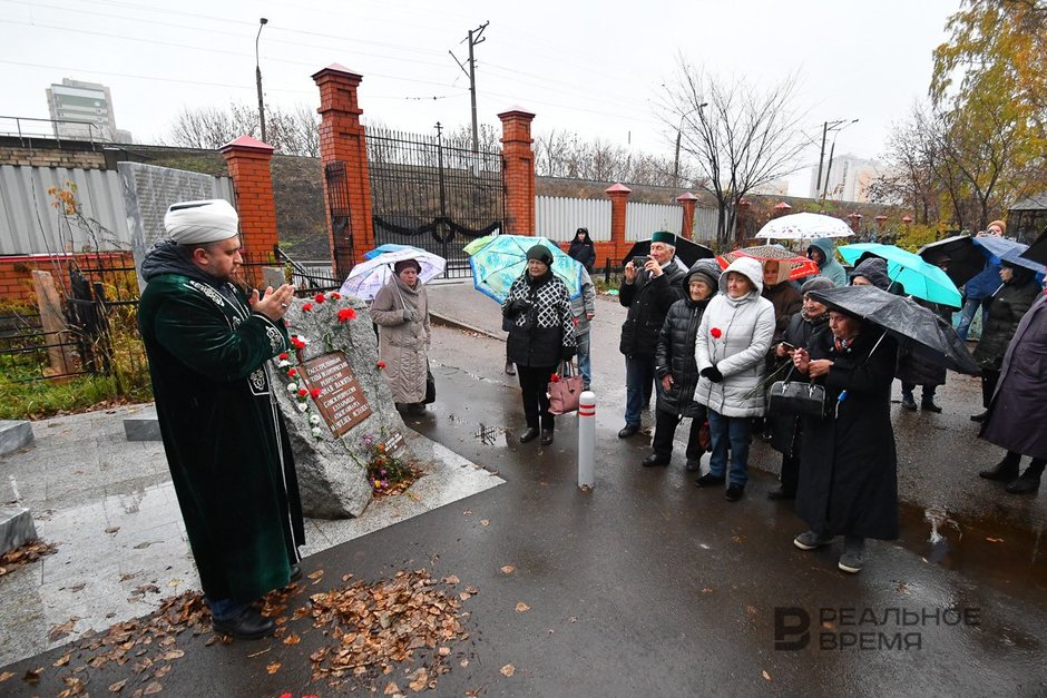 Люди почтившие память жертв репрессий