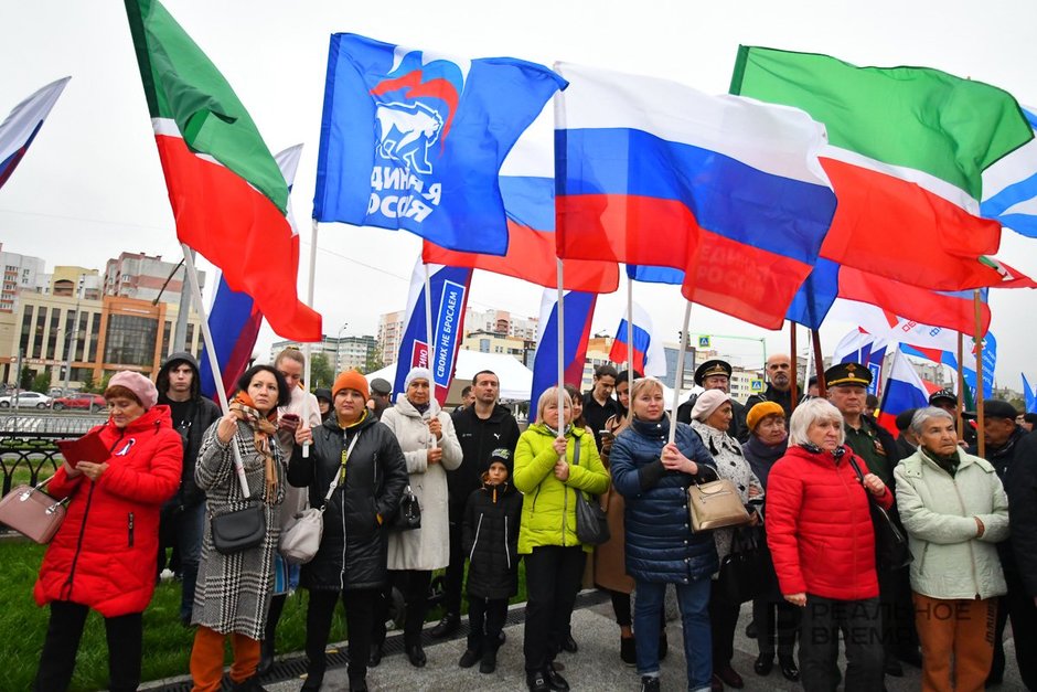 Участники митинга в поддержку итогов референдумов