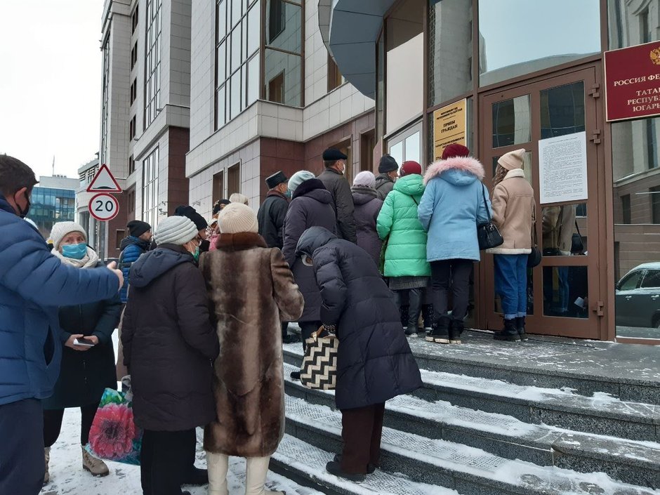 Люди около входа в здание Верховного суда