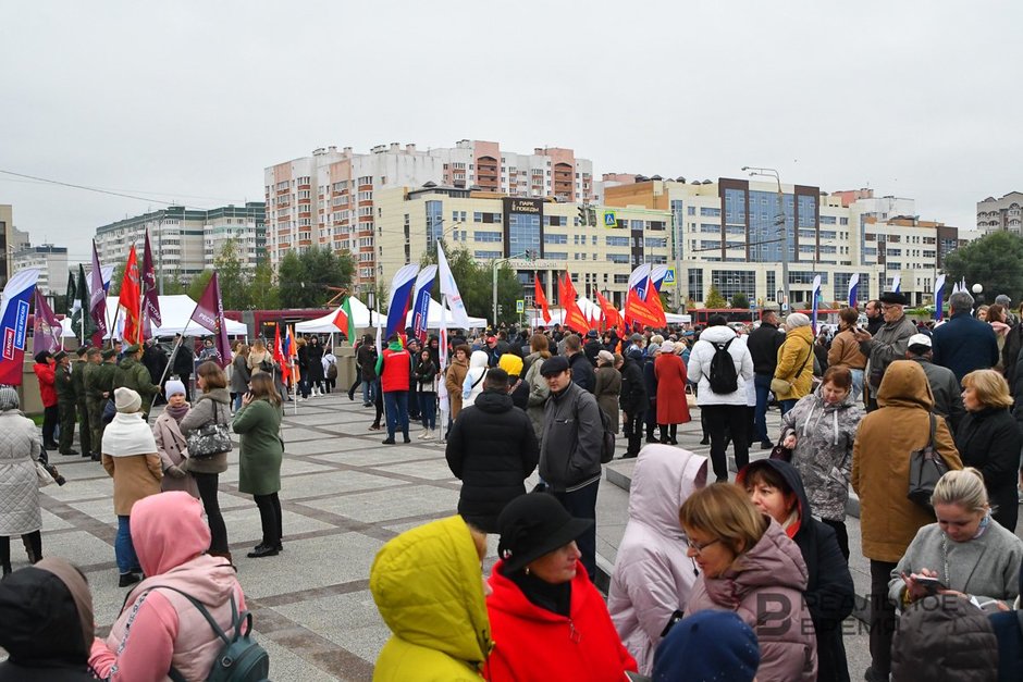 Участники митинга в поддержку итогов референдумов