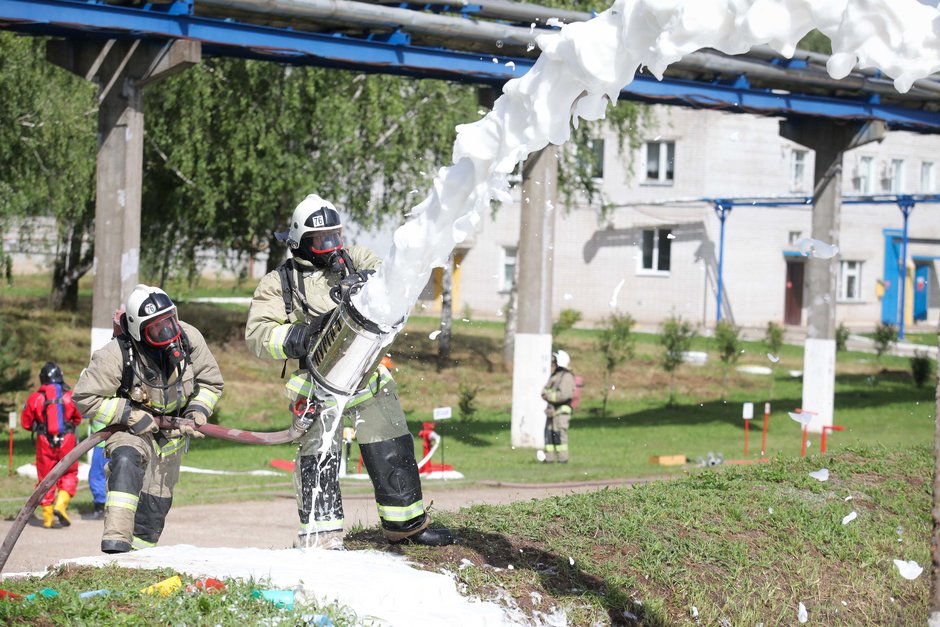 Чтобы избежать возгорания мазута, пожарные ПСЧ-76 покрывают зону разлива пеной