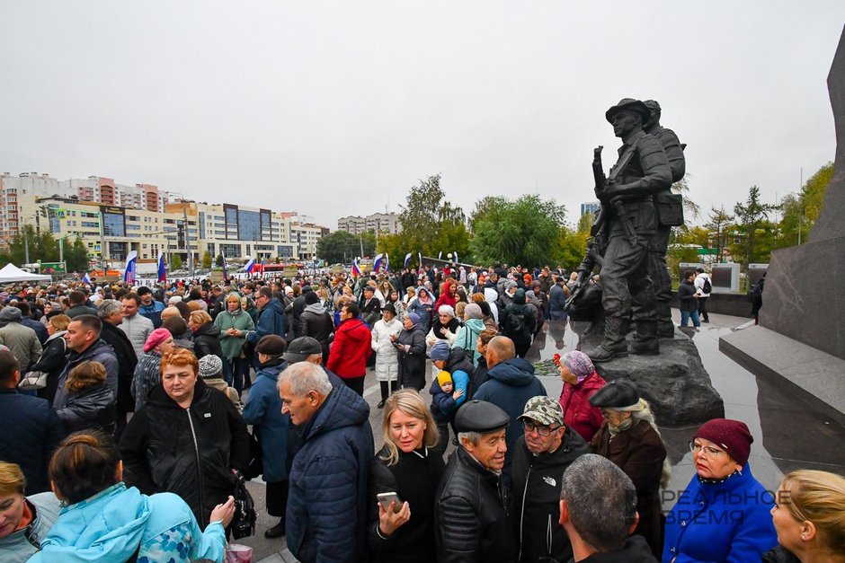 Участники митинга в поддержку итогов референдумов