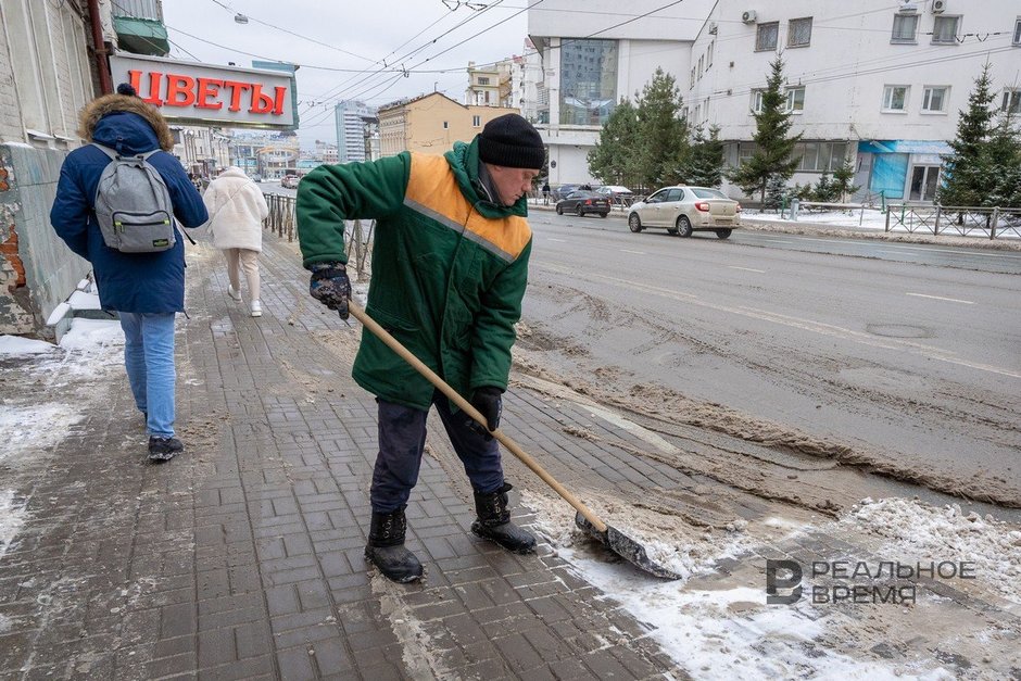 люди убирают снег