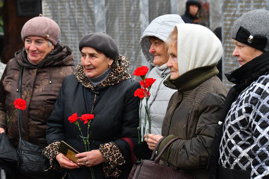 Люди почтившие память жертв репрессий