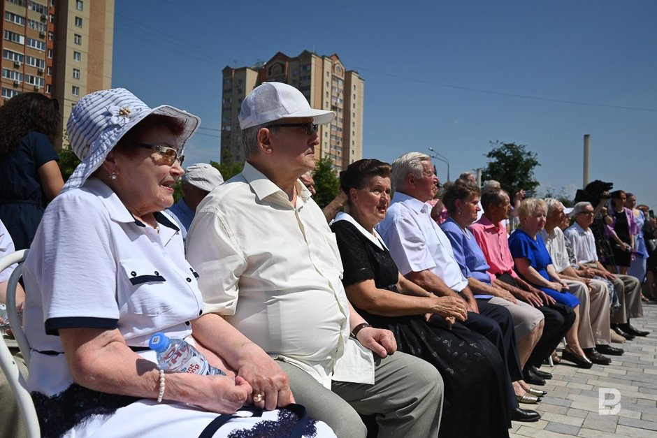 Люди отмечают День семьи, любви и верности