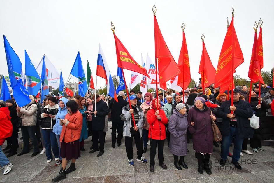 Участники митинга в поддержку итогов референдумов